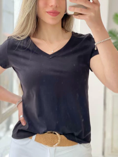 Imagen de REMERA DE ALGODON Y LYCRA CUELLO V