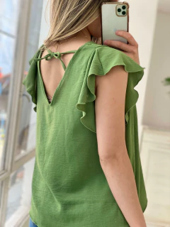 BLUSA CON VOLADO EN MANGAS CUELLO V - Maria Cruz
