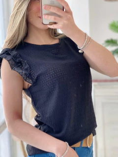 MUSCULOSA DE BRODERIE CON VOLADO - Maria Cruz