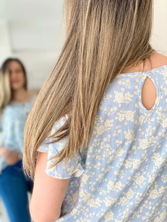 Blusa de lino elastizado floreada con botones en internet
