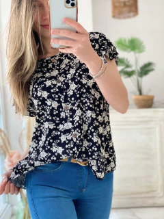 Imagen de Blusa de lino elastizado floreada con botones