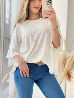 BLUSA DE BRODERIE ELASTIZADO CON VOLADO EN MANGAS - comprar online