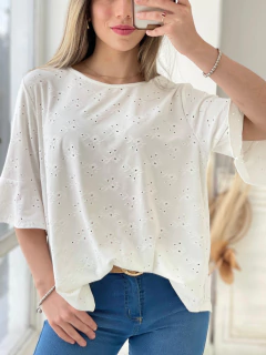 BLUSA DE BRODERIE ELASTIZADO CON VOLADO EN MANGAS - tienda online