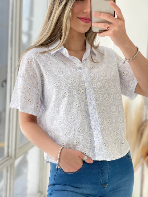 CAMISA CORTA DE BRODERIE ENGOMADO