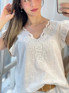 BLUSA DE LINO BORDADA en internet