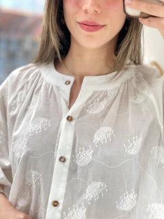 BLUSA CUELLO MAO BORDADA - tienda online