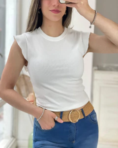 REMERA CORTA CON VOLADITOS EN MANGA