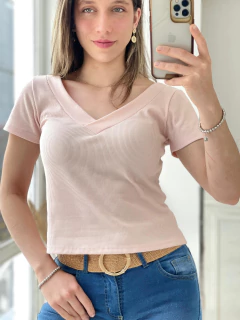 REMERA CUELLO V Y ESPALDA CAVADA en internet