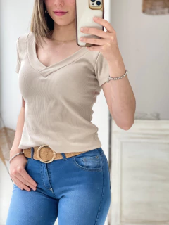 Imagen de REMERA CUELLO V Y ESPALDA CAVADA