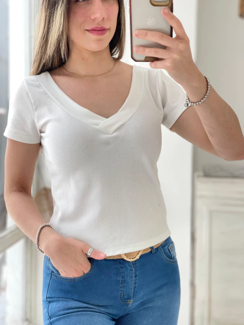 REMERA CUELLO V Y ESPALDA CAVADA