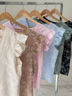 BLUSA ESTAMPADA CON BOTONES - comprar online