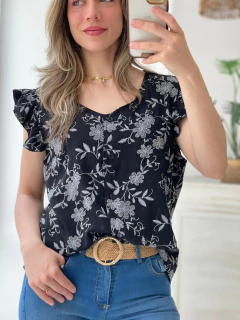 BLUSA ESTAMPADA CON BOTONES en internet