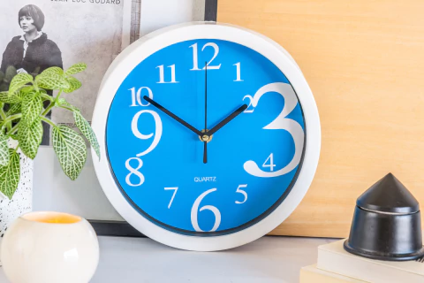 RELOJ DE PARED PVC MARCO COLOR BLANCO FONDO CELESTE 22CM X 3,5 CM ANCHO - comprar online