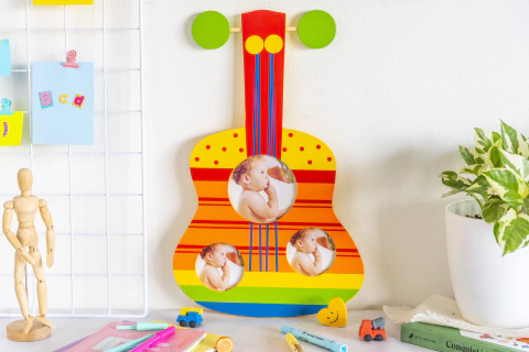 PORTARRETRATO INFANTIL GUITARRA CRIOLLA 3 FOTOS 4X4 / 3X3 / 25X40CM