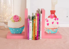 SUJETALIBROS MADERA ROSA POSTRES 18X9X13CM - comprar online