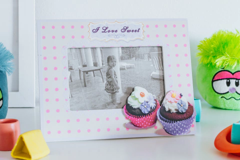 PORTARRETRATO MADERA MARCO BEIGE LUNARES ROSA POSTRES 10X15 CM