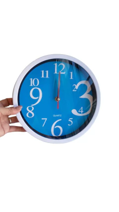 RELOJ DE PARED PVC MARCO COLOR BLANCO FONDO CELESTE 22CM X 3,5 CM ANCHO en internet