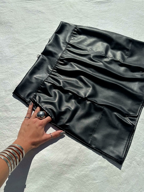 Pollera ENGOMADA con bolsillos-cuerina-