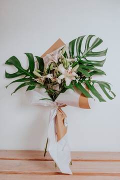 Hojas y liliums