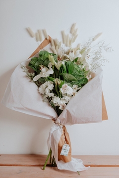 Flores blancas y repollos