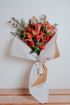 Ramo rosas y otras flores