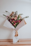 Ramo liliums y mix de flores rosadas