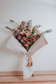 Ramo liliums y mix de flores rosadas