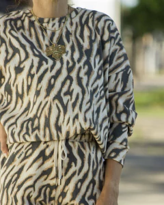 Buzo NINA LLAMALAVA Print - tienda online