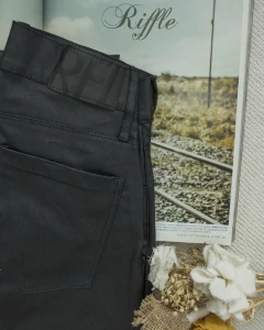 Imagen de Jeans Riffle Chupin Engomado Negro R4918 [24=XS]