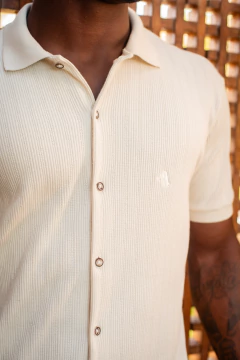 Camisa Gola Polo Aberta Bege Masculina 2052 na internet