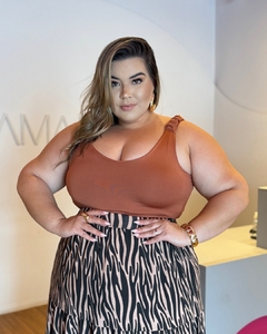 BODY PLUS SIZE ALÇA FRANZIDA MEL - Amanditta Plus | Moda Feminina Plus Size