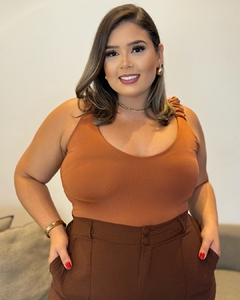 BODY PLUS SIZE ALÇA FRANZIDA MEL na internet