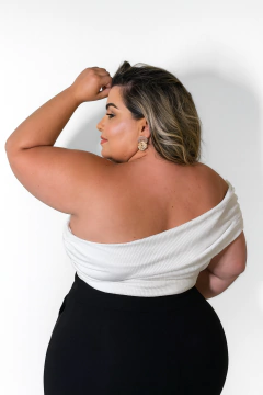 BLUSA PLUS SIZE OMBRO SÓ MARI BRANCO - Amanditta Plus | Moda Feminina Plus Size