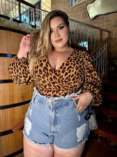 Imagem do SHORT JEANS PLUS SIZE CÓS DESFIADO TINA