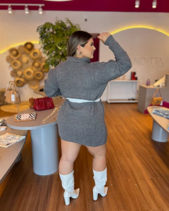 VESTIDO PLUS SIZE TRICOT CINZA LALA - Amanditta Plus | Moda Feminina Plus Size