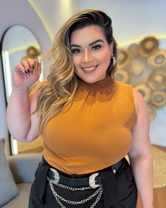BLUSA PLUS SIZE GOLA DE ELASTEX LORENA CARAMELO