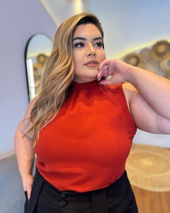 BLUSA PLUS SIZE GOLA DE ELASTEX LORENA TERRACOTA - Amanditta Plus | Moda Feminina Plus Size