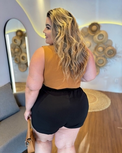BLUSA PLUS SIZE GOLA DE ELASTEX LORENA CARAMELO - Amanditta Plus | Moda Feminina Plus Size
