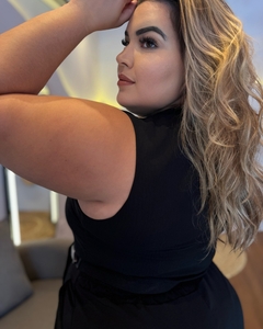 BLUSA PLUS SIZE GOLA DE ELASTEX LORENA PRETA - Amanditta Plus | Moda Feminina Plus Size
