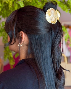 PRESILHA DE CABELO CONCHA MARMORIZADA COM STRASS