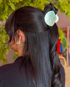 PRESILHA DE CABELO CONCHA MARMORIZADA COM STRASS na internet