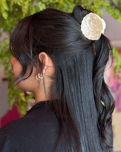 PRESILHA DE CABELO CONCHA MARMORIZADA COM STRASS - loja online