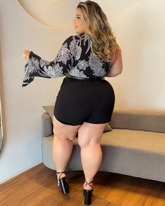 SHORT PLUS SIZE ALFAIATARIA COM CINTO LETICIA PRETO na internet