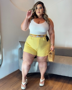 SHORT PLUS SIZE ALFAIATARIA COM CINTO LETICIA AMARELO MANTEIGA - comprar online