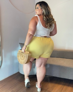 SHORT PLUS SIZE ALFAIATARIA COM CINTO LETICIA AMARELO MANTEIGA na internet