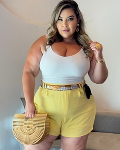 SHORT PLUS SIZE ALFAIATARIA COM CINTO LETICIA AMARELO MANTEIGA - Amanditta Plus | Moda Feminina Plus Size