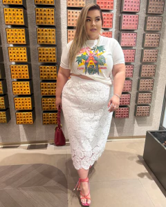 T-SHIRT PLUS SIZE PREMIUM MAITE ESTAMPA PARAISO TROPICAL - Amanditta Plus | Moda Feminina Plus Size