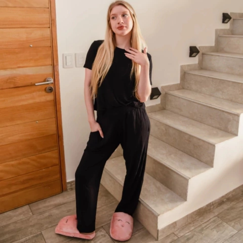 Pijama largo de morley negro y cómodo. 