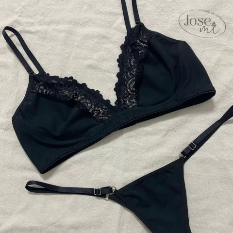 Conjunto de ropa interior negro de algodón y puntilla. 