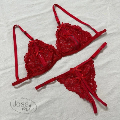 Conjunto de lencería rojo de encaje, compuesto por un corpiño y un tanga, con detalles de moñitos.
